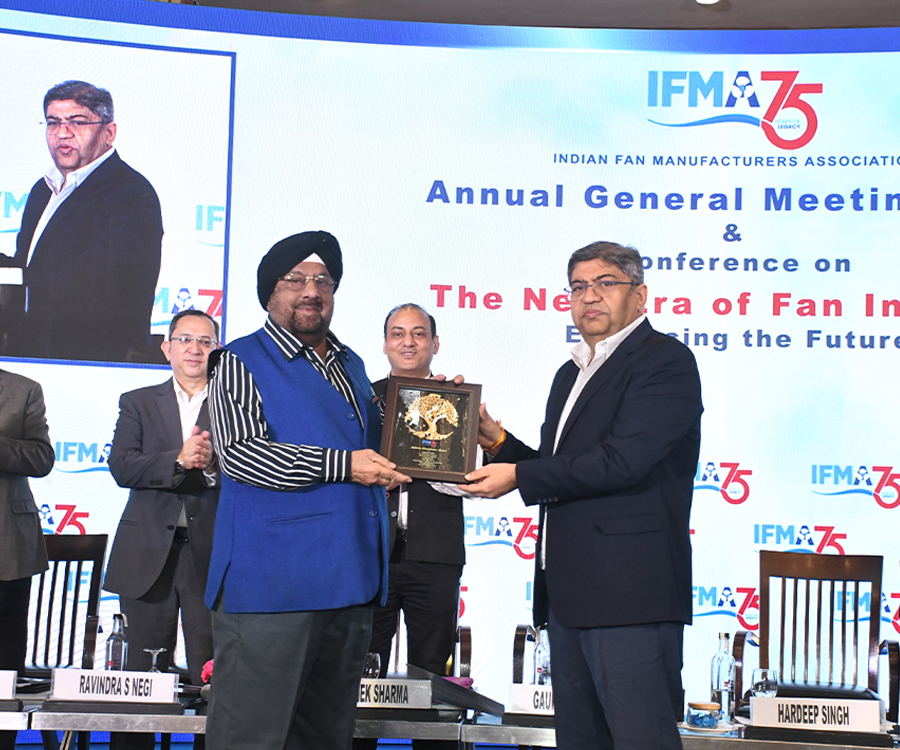 Chairman Mr. Gaurav Dhawan honouring Mr. Hardeep Singh for LIFETIME CONTRIBUTION.