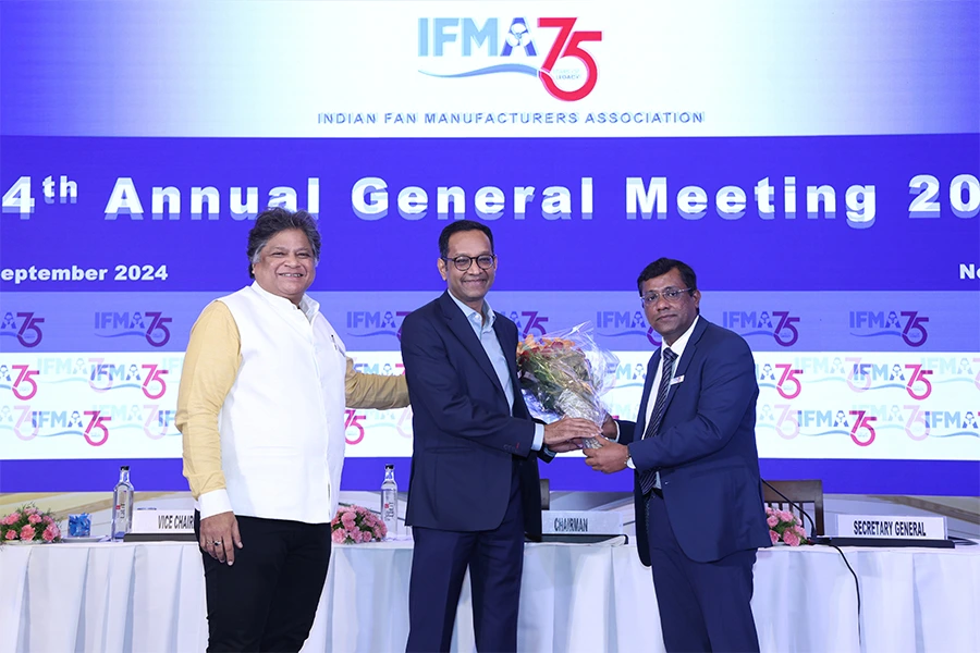 IFMA Secty Gen John Kuruvilla presents a flower bouquet to outgoing Chairman — all smiles all over